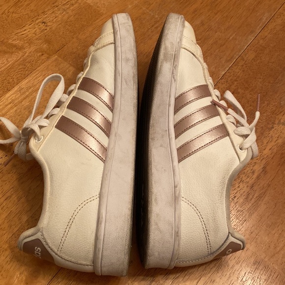 Adidas white leather lace up sneakers with arose gold colored stripe size 10 - Picture 4 of 12